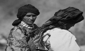 صورة اليوم من #تعز: امرأتان من جبل صبر