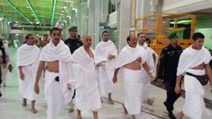 الجنرال الأحمر :أديت مناسك العمرة ودعوت الله لليمن..ومعلقون:لن يُقبل منك