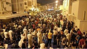 البحرين: مظاهرات كبرى وجدار بشري أمام منزل المرجع عيسى قاسم| صور