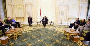 عقب لقاء مع الامريكيين: حكومة هادي تقرر وقف التعامل مع البنك المركزي اليمني