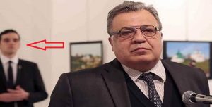 بالصور: شاهد أين كان يقف قاتل السفير الروسي لدى تركيا قبل تنفيذ العملية بلحظات