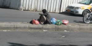 ترجمة| الاندبندنت: الحرب تجبر الناس على تناول الطعام من مقالب القمامة في اليمن