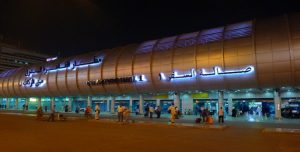 منع مسافر يمني بمطار القاهرة من صعود طائرة نيويورك تنفيذا لقرار ترامب