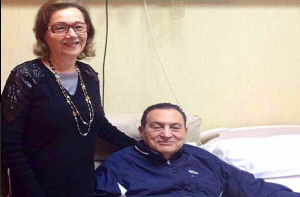 حسني مبارك يعود طليقاً إلى قصره في القاهرة