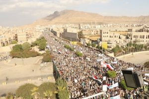بالصور: عشرات الآلاف يحتشدون في صنعاء ويطلقون مرحلة جديدة من المواجهة مع التحالف
