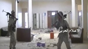 بالصور: المقاتلون اليمنيون يؤدون رقصة شعبية داخل مركز سعودي في عسير