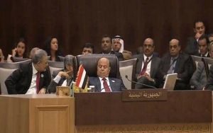 بالصور: هادي وزعماء عرب يغطون في نومٍ عميق أثناء القمة العربية