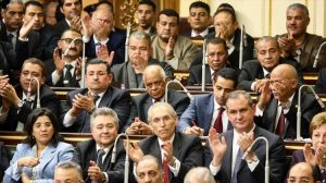 البرلمان المصري يوافق على فرض حالة الطوارئ في البلاد تشمل الصحافة والإعلام