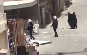 بحرينية تصرخ بوجه القوات السعودية: روحوا اليمن شوفوا الحوثيين ايش سووا فيكم! (فيديو)