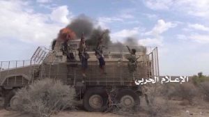 بالصور: مدرعات التحالف في قبضة الجيش والحوثيين شمالي المخا بالساحل الغربي