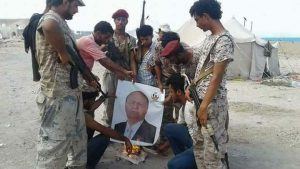 جندي جنوبي يمزّق صورة الرئيس هادي في مطار عدن الدولي