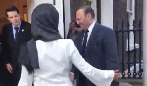 الحرب على اليمن تطارد الوزير الإماراتي أنور قرقاش إلى لندن (فيديو+صور)