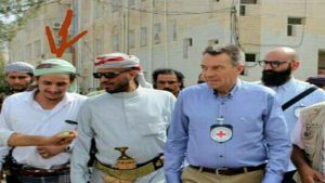 قيادي بارز بتنظيم القاعدة يرافق مسؤول بالشرعية في استقبال رئيس الصليب الأحمر في تعز (صورة)