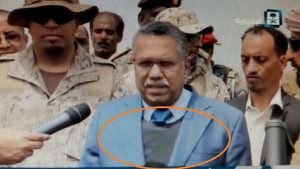 تفاصيل حصرية: بن دغر مرتدياً واقياً من الرصاص يطرد من قاعدة العند وقوات إماراتية تحرسه وتمنع مرافقيه (صور)