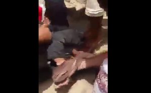 بالفيديو: شاهد أتباع الإمارات في موزع يذبحون 4 أسرى من الجيش والحوثيين بالسكاكين