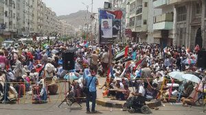 مظاهرة عدن بحماية إماراتية تعلن حظر حزب الاصلاح وسط تنامي حالة الانقسام الجنوبي