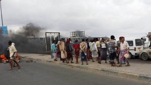 عسكريون غاضبون يقطعون شوارع عدن ويهتفون ضد هادي والتحالف