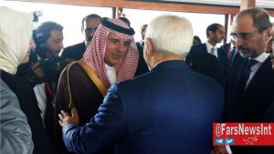 وزير الخارجية السعودي يفاجئ الجميع بمصافحة نظيره الإيراني وتبادل الحديث والابتسامات (صور)