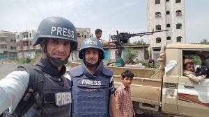 مسلحون موالون للتحالف في تعز يمنعون تغطية قناة الجزيرة ويهددون طاقمها بالقتل بعدما نهبوا أجهز البث