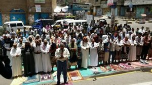 احتجاجات في تعز وخطيب الجمعة بشارع جمال يؤكد أن حكومة هادي ترفض صرف المرتبات رغم توفر الأموال لديها