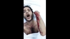 بالفيديو: شاهد أحد جرحى قوات هادي وهو يصرخ بعد إهانته في مستشفى سعودي