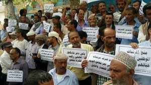 مصرف الكريمي يوضح أن حكومة هادي صرفت مرتبات الموظفين في مناطق سيطرتها فقط في مدينة تعز