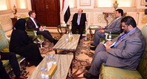 هادي يلتقي السفير الأمريكي في الرياض بعد عودته خالي الوفاض من زيارة غامضة لواشنطن