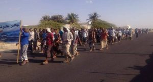 صيادو حضرموت يتظاهرون أمام مقر القوات الإماراتية في المكلا احتجاجاً على منع الصيد