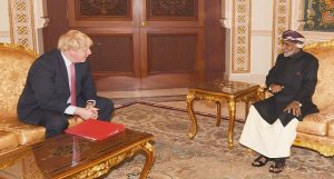 وزير الخارجية البريطاني يصل مسقط طلباً للمساعدة في ملف مفاوضات اليمن ويؤكد فشل الحل العسكري