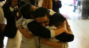 بالصور: مدير مركز معلومات السفارة الأمريكية هشام العميسي يعانق أبنائه بعد الإفراج عنه بتوجيه من الصماد