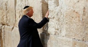 ترامب يعلن أنه سيشارك في افتتاح السفارة الأمريكية في القدس المحتلة ويهدد الفلسطينيين