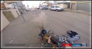 بالصور: داعش الإرهابي يعدم جنديين من الحزام الأمني في شارع عام وسط عدن