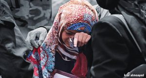 اليمن: فريق الخبراء في حضرة فتاة خرجت من تحت الأنقاض في صنعاء إثر غارة حولت حياتها إلى جحيم (صور)
