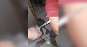 بالفيديو: سلطات السعودية تقيد المغتربين اليمنيين بالسلاسل وتجبرهم على دخول حمامات السجن بشكل جماعي