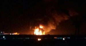 اندلاع حريق هائل في ميناء الحديدة للصيد (صور)