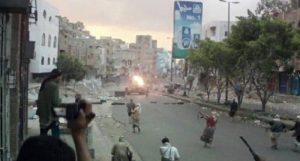 مسلحو الإصلاح في مدينة تعز يحاصرون منزل المحافظ الموالي للتحالف واندلاع اشتباكات