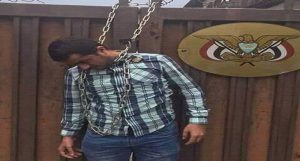 بالصور: طالب يمني يشنق نفسه على بوابة سفارة اليمن في ماليزيا وزملاؤه يكشفون السبب
