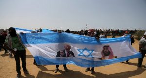 آلاف الفلسطينيين يتظاهرون في جمعة حرق العلم الإسرائيلي وإحراق صور ولي عهد السعودية (صور)