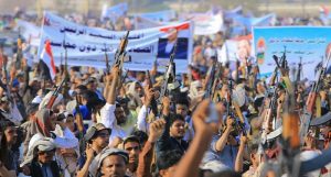 الحديدة تنفذ وصية صالح الصماد الأخيرة بأكبر مسيرة مسلحة شارك فيها عشرات الآلاف على وقع الغارات (صور)