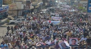 بالصور: الآلاف في تعز يتظاهرون احتجاجاً على منح التحالف قيادة جبهة الساحل إلى طارق صالح