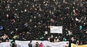 بالصور: الآلاف من نساء اليمن يتظاهرن في صنعاء تنديداً بجريمة اغتصاب فتاة في الخوخة من قبل جندي سوداني