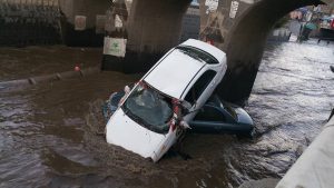 بالصور: سيول الأمطار تجرف عدة سيارات في خط السايلة وسط العاصمة صنعاء