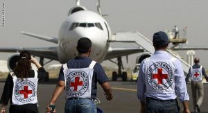 طائرة الصليب الأحمر تغادر مطار صنعاء على متنها الأسير السعودي المريض