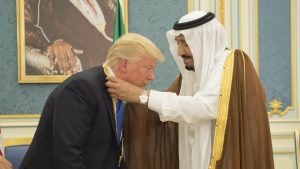 تنفيذاً لتوجيه ترامب..الملك سلمان يتخذ قراراً نفطياً خطيراً على السعودية لاستهداف إيران