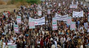 عشرات الآلاف من أبناء تهامة يتظاهرون في الحديدة رفضاً لمساعي التحالف السيطرة على محافظتهم (صور)