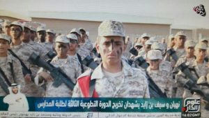بالصور: بالتزامن ما اتهامها للحوثيين.. الإمارات تجند الأطفال الإماراتيين من طلاب وطالبات المدارس رسمياً