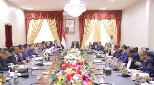 الكشف عن رواتب خيالية بالدولار يتقاضاها وزراء ومسؤولو حكومة هادي وموظفو اليمن جوعى