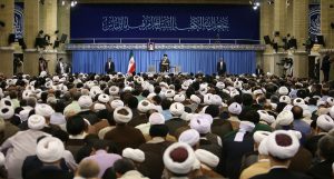 خامنئي يؤكد جدية إيران في منع عبور صادرات النفط عبر مضيق هرمز إذا منعت من تصدير نفطها