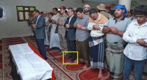 شاهد الجنرال الأحمر ومرافقيه يصلون مرتدين للأحذية في أحد مساجد مأرب