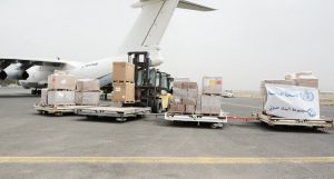سبع طائرات أممية محملة بالأدوية تهبط في مطار صنعاء والصحة العالمية تحذر من انهيار النظام الصحي في اليمن
